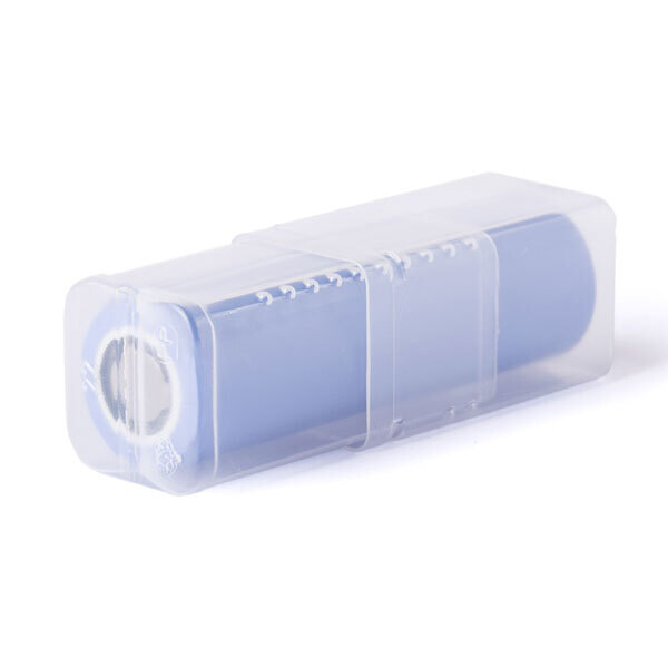 Transparente Plastikbox für 18650-Lithium-Batterien Eine blaue Batterie in einem transparenten Kunststoffetui.
